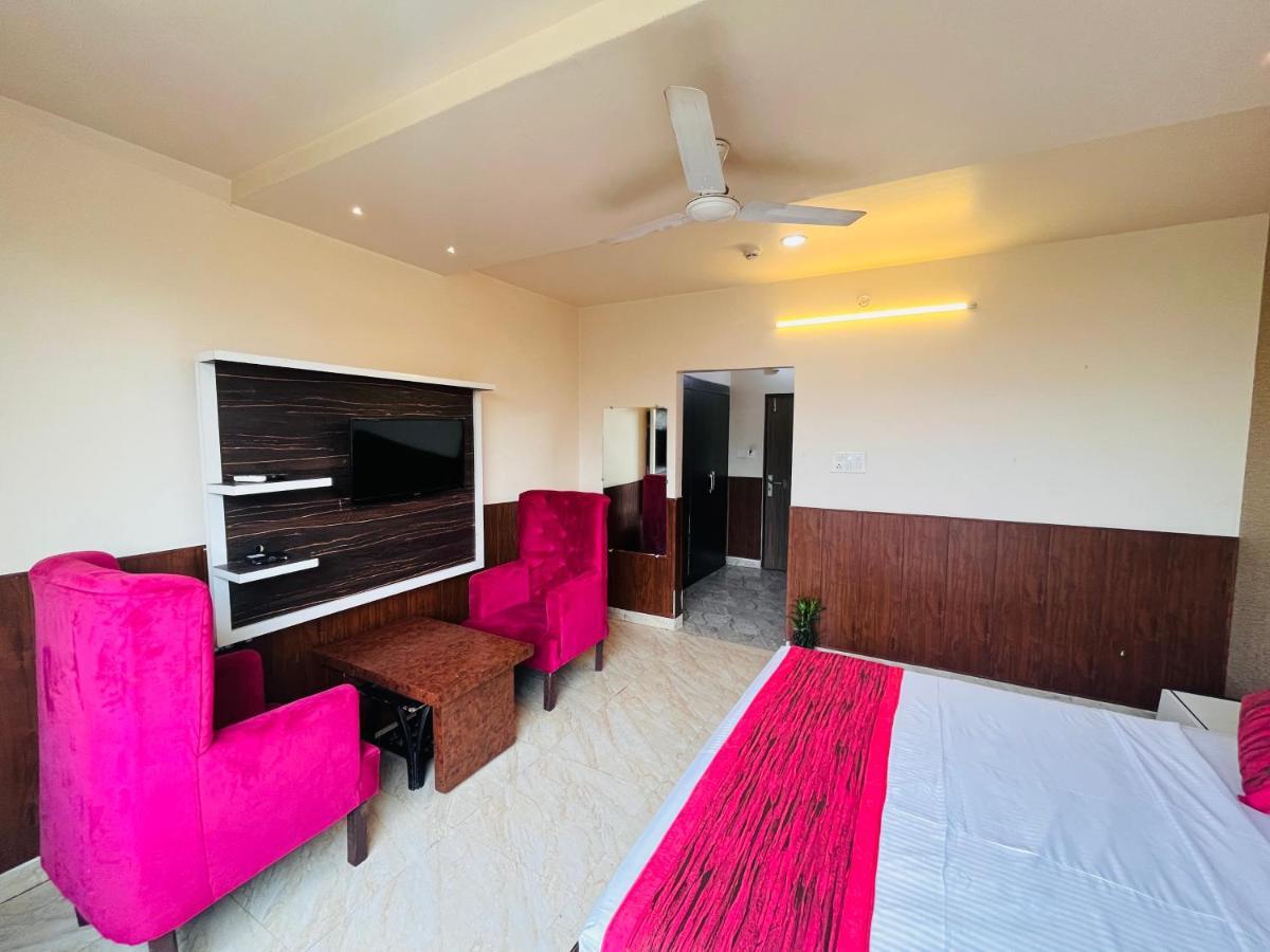 Hotel The Leaf - Gomti Nagar Lucknow Eksteriør billede