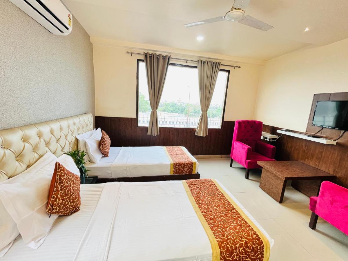 Hotel The Leaf - Gomti Nagar Lucknow Eksteriør billede