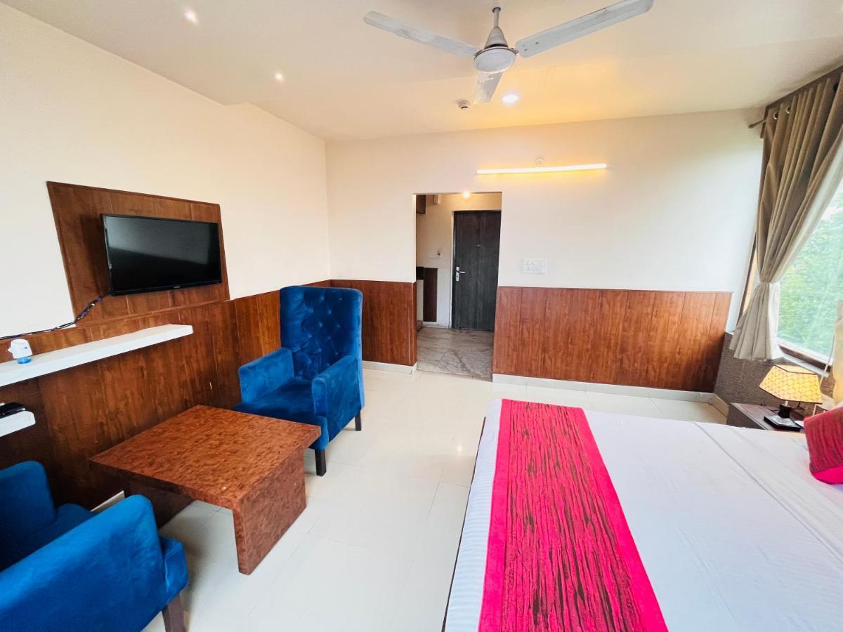 Hotel The Leaf - Gomti Nagar Lucknow Eksteriør billede