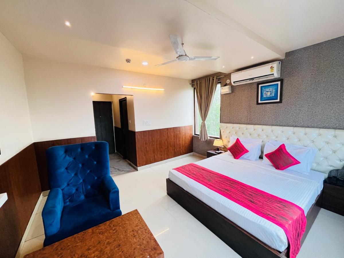 Hotel The Leaf - Gomti Nagar Lucknow Eksteriør billede