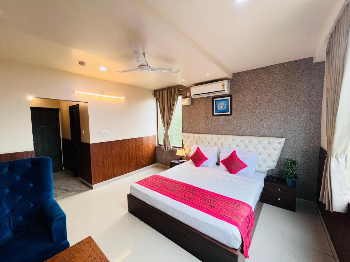 Hotel The Leaf - Gomti Nagar Lucknow Eksteriør billede
