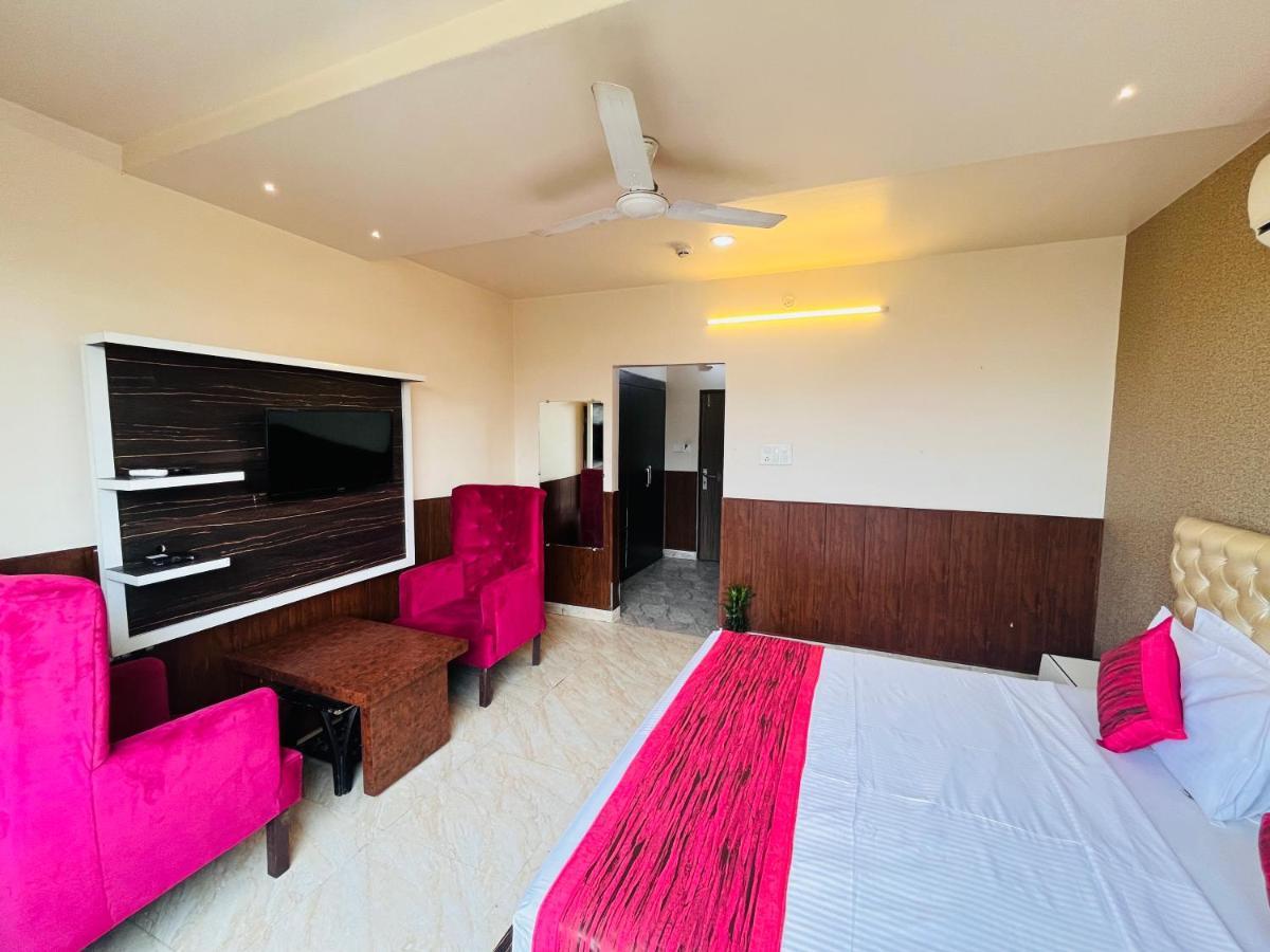 Hotel The Leaf - Gomti Nagar Lucknow Eksteriør billede